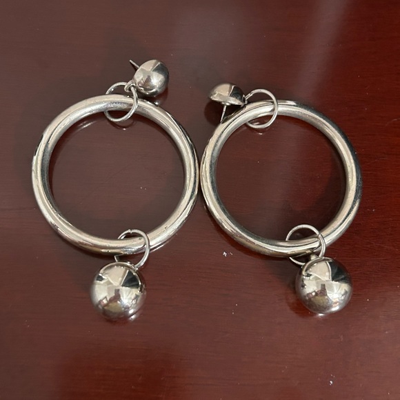 Elegant Silver Tone Hoop Earrings - Picture 1 of 2